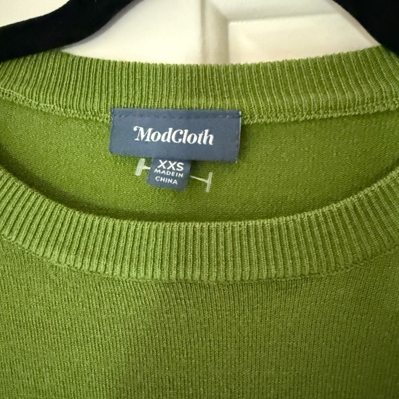 ModCloth Women Three quarter length Kelly Green Sweater - flattering material. - Picture 2 of 4
